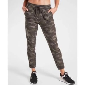 Athleta Camo Farallon Jogger Pants in Black Olive Size 0